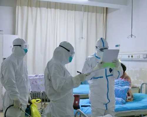 新生宝宝的舒适姿势：抱、举与躺卧的技巧