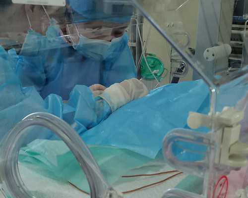 青岛助孕宝宝满月后适度俯卧抬头训练的好处